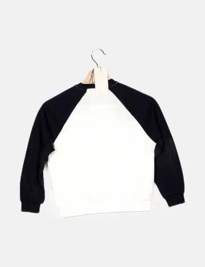 Bicolor sweatshirt with printed message.