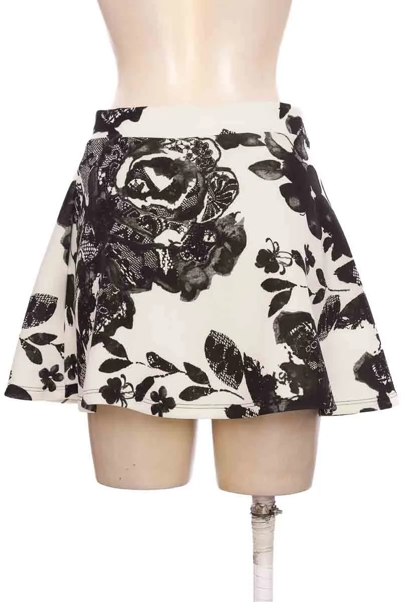 White Skirt - Closeando